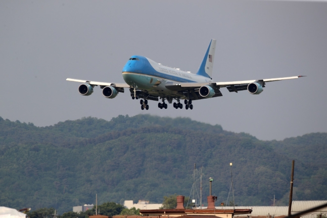 バイデン米大統領が乗ったエアフォースワンが２０日、京畿道烏山（オサン）米空軍基地に着陸している。