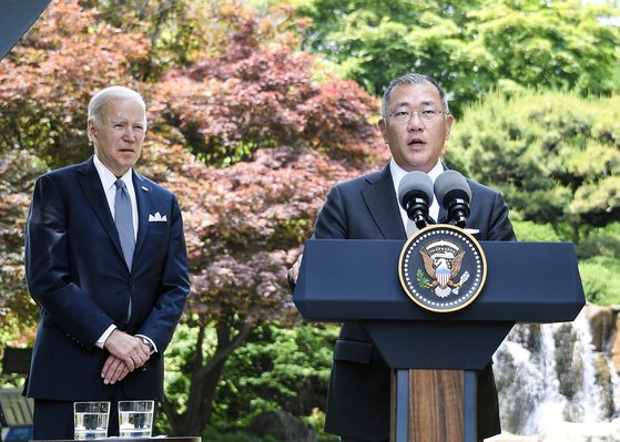 現代自動車グループの鄭義宣会長（右）が２２日にソウル市内のホテルでバイデン米大統領と歓談後に内外のメディアを対象に発言している。［写真　現代自動車グループ］