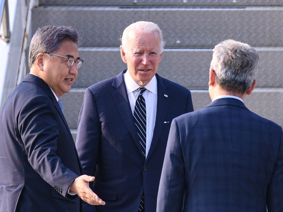 ジョー・バイデン米大統領が２０日、京畿道烏山（キョンギド・オサン）米空軍基地に専用機「エアフォース・ワン」に乗って到着し、朴振外交部長官（左）のお迎えを受けている。