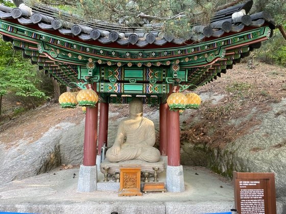 ソウル鍾路区（チョンノグ）青瓦台官邸の後方にある丘に慶州方形台座石造如来座像（美男石仏）が展示されている。コ・ソクヒョン記者