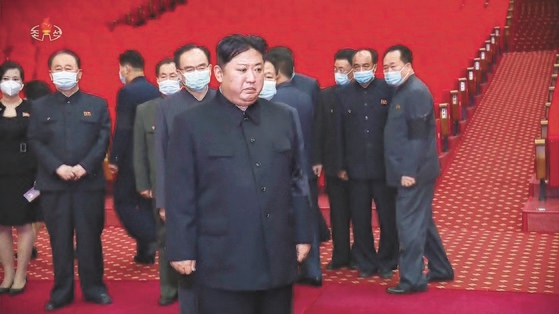 北朝鮮の金正恩（キム・ジョンウン）国務委員長が今月２０日、玄哲海（ヒョン・チョルヘ）元帥を弔問している。［写真　朝鮮中央テレビ＝聯合ニュース］