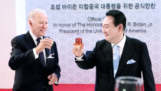 尹錫悦大統領とバイデン大統領が２１日午後、ソウル龍山国立中央博物館で開かれた歓迎夕食会で乾杯している。　大統領室写真記者団