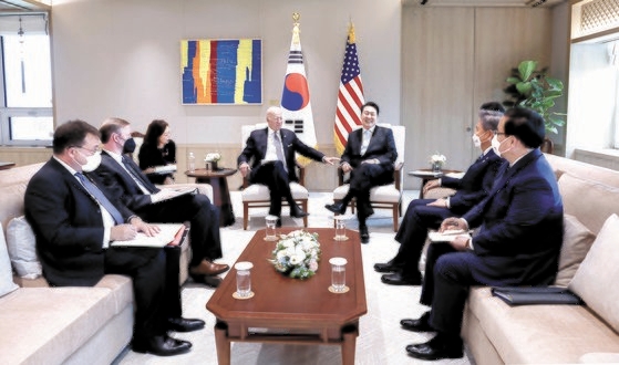 尹錫悦大統領とバイデン大統領が２１日に竜山の大統領室執務室で少人数による首脳会談をしている。［写真　大統領室］