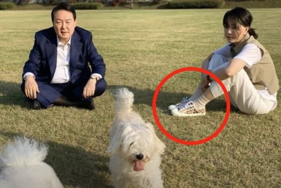 韓国の尹錫悦（ユン・ソクヨル）大統領と金建希（キム・ゴンヒ）夫人がソウル龍山（ヨンサン）大統領室庁舎の芝生で伴侶犬と共に時間を過ごしている。［写真　フェイスブック「ゴンヒ愛」］