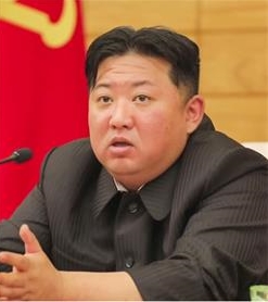 北朝鮮の金正恩国務委員長の２０２２年５月１２日の党政治局協議会写真。［写真　朝鮮中央通信＝聯合ニュース］