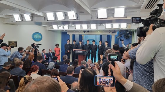 ３１日（現地時間）、米国ホワイトハウスを訪問したＢＴＳ（防弾少年団）はアジア系に対するヘイトクライム（憎悪犯罪）根絶について立場を明らかにした。［写真　パク・ヒョニョン特派員］