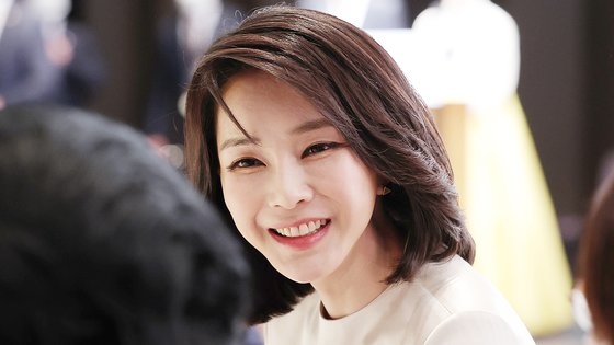 尹錫悦大統領夫人の金建希氏が１０日、ソウル・新羅ホテル迎賓館で開かれた就任記念夕食会出席者と対話している。［写真　大統領室］
