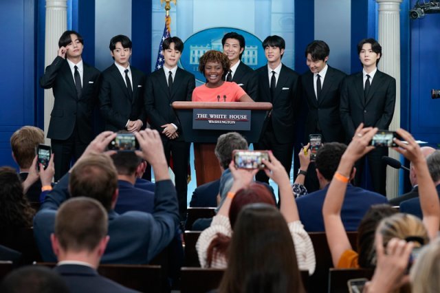 ＢＴＳを撮影するためにスマートフォンを上にあげている米記者ら［写真　ＡＰニューシス］