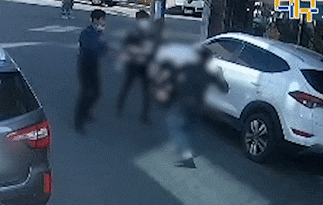 刃物を振り回す男性を制圧する韓国警察