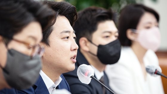 韓国与党「国民の力」の李俊錫（イ・ジュンソク）代表が２日、ソウル汝矣島（ヨイド）国会で開かれた最高委員会議で冒頭発言をしている。キム・ソンニョン記者