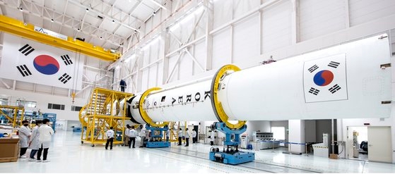 １５日に２回目の打ち上げを控えた韓国型ロケット「ヌリ号」。全羅南道高興外羅老島の羅老宇宙センター組立棟で。まだ３段目は組み立てられていない。　［写真＝韓国航空宇宙研究院］