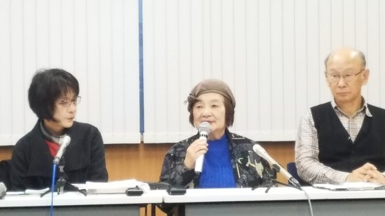 在日コリアン２世である朴壽南監督（中央）は旧日本従軍慰安婦の証言をこめたドキュメンタリー映画『沈黙－立ち上がる慰安婦』（２０１８年）で日本で大きな反響を起こした。キム・ヒョンイェ特派員