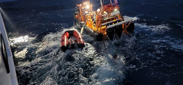 ゴムボートに乗ったまま漂流した朝鮮族逮捕［写真　釜山海洋警察署］