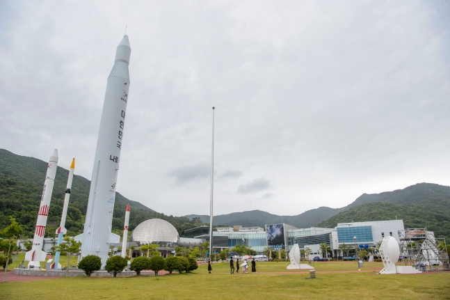 韓国型発射体ヌリ号（ＫＳＬＶ－ＩＩ）の打ち上げを控え、今月１３日午後、全羅南道高興郡峰来面（チョルラナムド・コフングン・ポンレミョン）羅老宇宙センター科学館前に訪れた観光客が集まっている。［写真共同取材団］