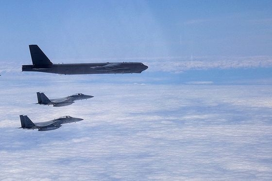 米太平洋空軍司令部が公開したＢ－５２Ｈ爆撃機の訓練　［写真＝米太平洋空軍司令部ホームページ］