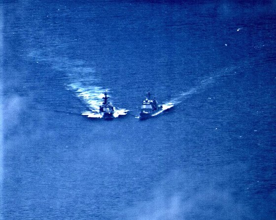 露海軍艦（左）と米海軍艦が接近した場面の写真