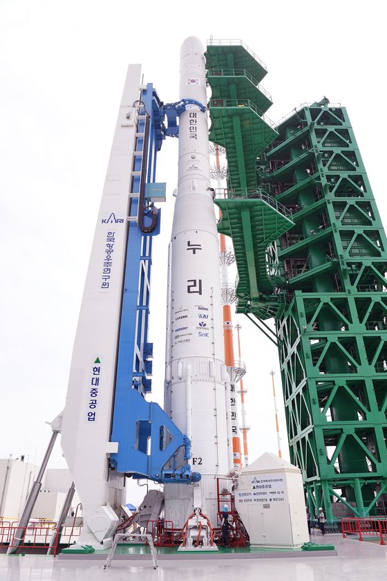 韓国独自の技術で開発された韓国型発射体「ヌリ号（ＫＳＬＶ－ＩＩ）」が２回目の打ち上げ日を翌日に控えた２０日、全羅南道高興郡（チョルラナムド・コフングン）の羅老（ナロ）宇宙センター発射台に起立している。［写真　韓国航空宇宙研究院］