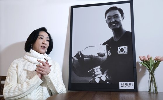 第１回アジアカップ優勝後に優勝カップを手にしたチェ・ジョンミンの写真について説明する娘チェ・ヘジョンさん　キム・キョンビン記者