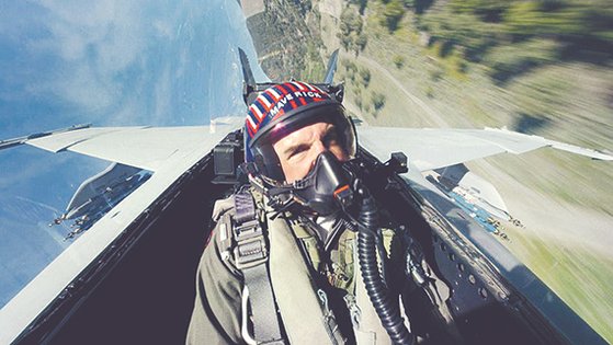 トム・クルーズは映画『トップガン　マーヴェリック』で戦闘機のアクションシーンをスタントを使わずに撮影した。［写真　ロッテエンターテインメント］