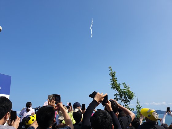 ２１日午後４時、全羅南道高興（チョルラナムド・コフン）の羅老（ナロ）宇宙センターから韓国型発射体「ヌリ号」が打ち上げられた。ヌリ号が炎を噴射しながら宇宙に向かって飛び立つと高興宇宙発射展望台を訪れた観覧客が携帯電話を取り出してその様子を撮影している。キム・ジュンヒ記者