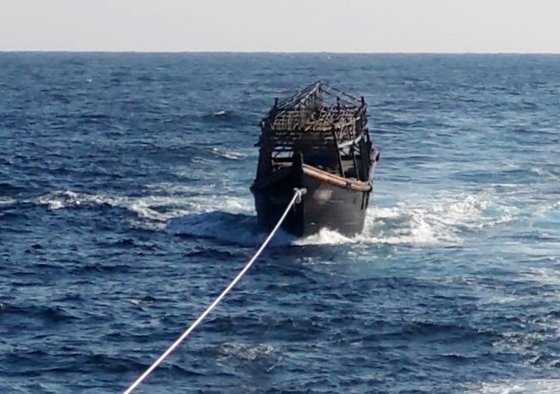 ２０１９年１１月、海軍が東海上で木船を北朝鮮側に引き渡すために曵いている。［中央フォト］