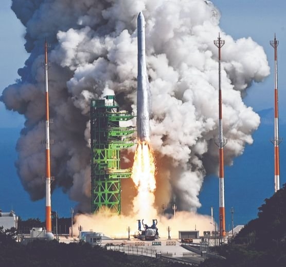 韓国の独自技術で開発された韓国型ロケットのヌリ号（ＫＳＬＶ－２）が２１日午後、全羅南道高興郡の羅老宇宙センターから打ち上げられている。左に緑色のアンビリカルタワーが見える。［写真共同取材団］