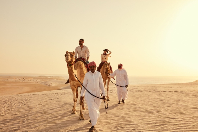 カタールの砂漠サファリツアーラクダ体験。［写真　カタール観光庁］