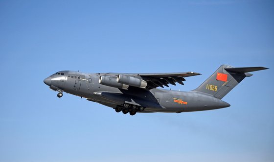 ２１日に台湾の防空識別区域を貫通する形で飛行した中国空軍のＹ２０空中給油機と同じ機種の写真。［写真　台湾国防部］