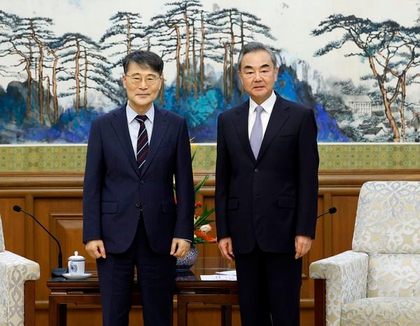 韓国の張夏成（チャン・ハソン）駐中大使が離任を控えて２０２２年６月２２日、中国の王毅外交部長と会った。［写真　中国外交部］