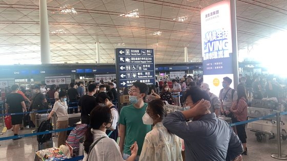 昨年８月、北京首都国際空港第３ターミナルの香港行きブースに留学に行こうとする中国の学生とその家族が集まっている。中国が厳格な「ゼロコロナ」政策にこだわり教育規制の強化が進みながら、中国を離れようとする若者の出国ブームの熱が高まっている。シン・ギョンジン特派員