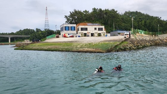 失踪した小学生一家の行方を捜索する韓国海洋警察。［写真　聯合ニュース］