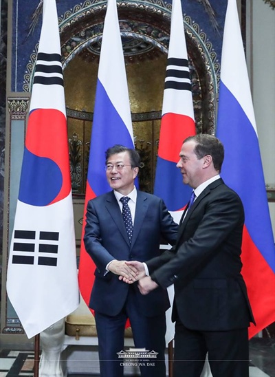 ２０１８年に当時の文在寅（ムン・ジェイン）韓国大統領と会ったメドベージェフ前露大統領