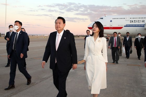 尹錫悦大統領と金建希夫人が２７日午後（現地時間）、ＮＡＴＯ（北大西洋条約機構）首脳会議の参加のためにスペイン・マドリード国際空港に到着して移動している。［写真　大統領室写真記者団］
