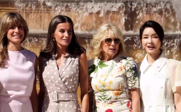 韓国の尹錫悦（ユン・ソクヨル）大統領の金建希（キム・ゴンヒ）夫人が２９日（現地時間）、ＮＡＴＯ（北大西洋条約機構）首脳会議の配偶者プログラムの一環として、サン・イルデフォンソ宮殿を訪問して記念撮影をしている。［写真　スペイン王室　公式ＹｏｕＴｕｂｅ　キャプチャー］