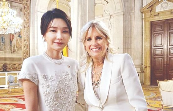 韓国の尹錫悦（ユン・ソクヨル）大統領の金建希（キム・ゴンヒ）夫人が２８日、スペイン・マドリードでジョー・バイデン米国大統領のジル夫人と会った。［写真　大統領室］