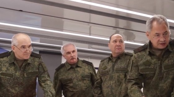 ロシア国防省が２６日セルゲイ・ショイグ国防長官（右）がウクライナ戦線部隊を視察する様子を公開した。ショイグ長官のそばにゲンナジー・ジドコ政治局長がいる。ジドコ政治局長は新しい総司令官に任命されたとみられる。［ロシア国防省のホームページ　キャプチャー］