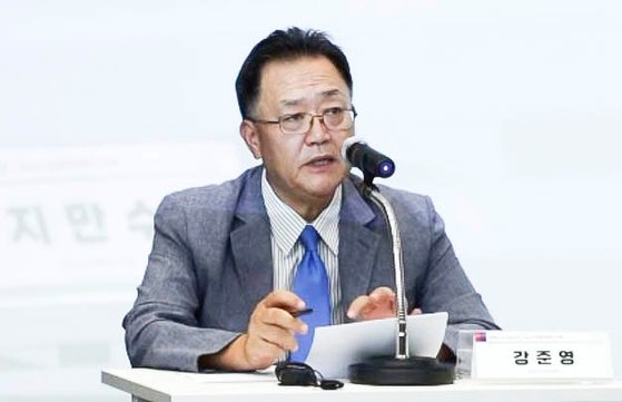 先月３０日、「韓中修交３０周年、そして韓中関係の未来」共同学術会議で発言している韓国外大のカン・ジュンヨン教授。［写真　ズーム　テレビ会議　画面キャプチャー］