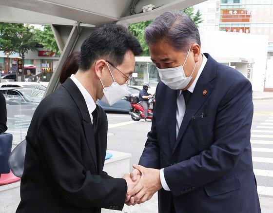 安倍晋三元首相の焼香所を訪れた韓国外交長官　［写真＝聯合ニュース］