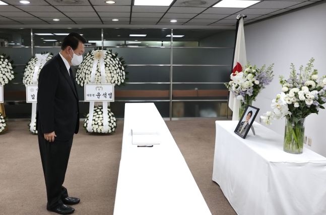 安倍元首相の弔問に訪れた尹錫悦大統領。［写真　大統領室］