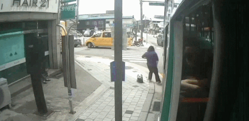 バス運転手に謝る礼儀正しい当たり屋（オンラインコミュニティ）