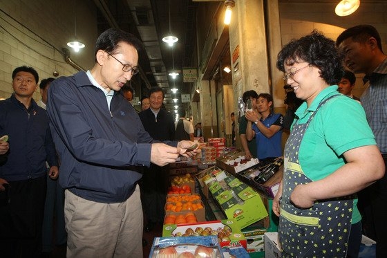 李明博大統領が２０１０年９月２日に九里農水産物卸売市場を訪問しながら物価を点検し、第７０回国民経済対策会議を主宰した。［写真　共同取材団］