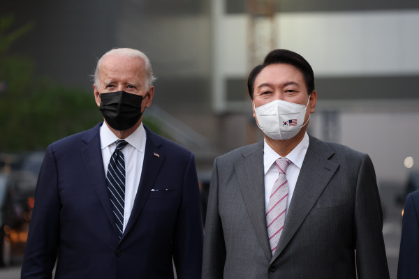 ５月に訪韓したバイデン米大統領が尹錫悦大統領とともに京畿道平沢のサムスン電子半導体工場を視察している。［写真　大統領室］