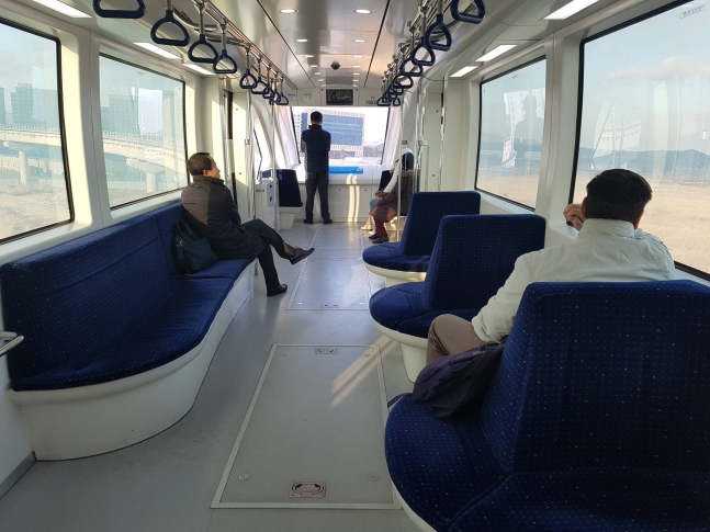 仁川（インチョン）空港磁気浮上列車の閑散とした車内の様子。［写真　中央日報］