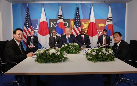 先月２９日（現地時間）、スペイン・マドリードで会談した韓米日首脳。左から尹錫悦大統領、バイデン米国大統領、岸田文雄首相。　［大統領室写真記者団］