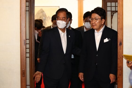 韓悳洙（ハン・ドクス）首相と国民の力の権性東（クォン・ソンドン）党代表職務代行兼院内代表が１７日、ソウル三清洞首相公館で開かれた第２回高位党政協議会に参加している。［写真　国会写真記者団］