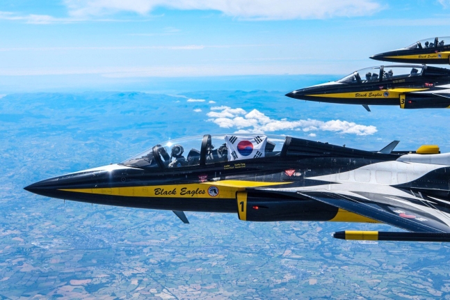 ブラックイーグルスが１７日（現地時間）英国で開かれたＲＩＡＴエアショーで英国空軍特殊飛行チーム「レッドアローズ（Ｒｅｄ　Ａｒｒｏｗｓ）」と友情飛行を披露している。［写真　空軍］