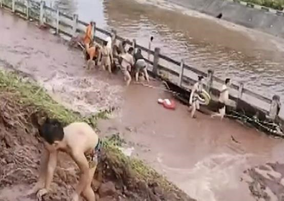 事故被害者を救出する様子。［写真　中国ＳＮＳ］