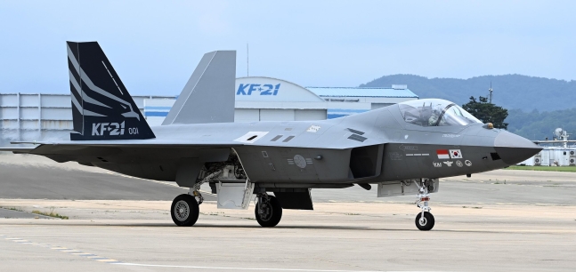 韓国航空宇宙産業がＫＦ－２１の１号機の生産を完了し地上テストを始めた６日にテストパイロットがランプタキシングをしている。［写真　共同取材団］