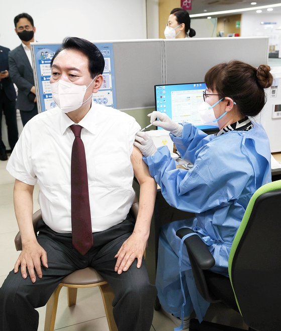 尹錫悦（ユン・ソクヨル）大統領が１３日、ソウル中区（チュング）保健所でファイザー社のワクチンで新型コロナの４回目の予防接種を行っている。［写真　大統領室写真記者団］