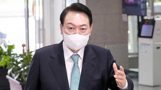 尹錫悦大統領が２１日午前、龍山（ヨンサン）大統領室で開かれたぶら下がり取材で取材団の質問に答えている。［写真　大統領室写真記者団］